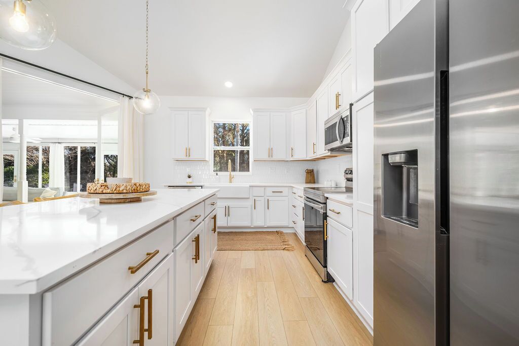 Mikrobølgeovn, ovn, kokeplater og oppvaskmaskin