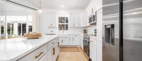 Mikrobølgeovn, ovn, kokeplater og oppvaskmaskin