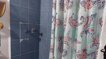 Familie bungalow | Badkamer | Een douche, handdoeken, zeep, shampoo