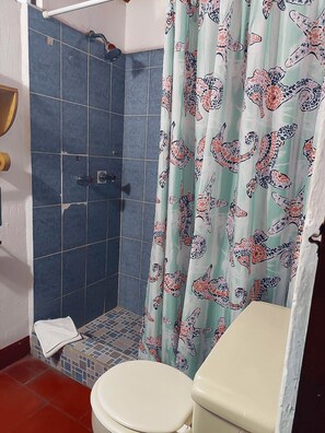 Familie bungalow | Badkamer | Een douche, handdoeken, zeep, shampoo