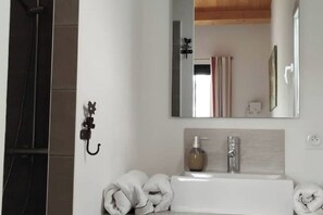 Douche, sèche-cheveux, serviettes fournies, savon