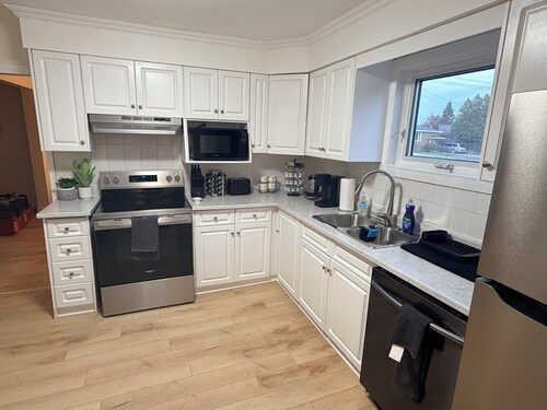 Renovated Retreat w/ Pool, All-Season Hot Tub & 4 Queen Beds + Double!