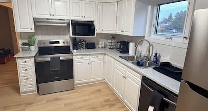 Renovated Retreat w/ Pool, All-Season Hot Tub & 4 Queen Beds + Double!