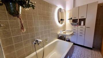 Secadora de cabello, toallas, jabón, shampoo