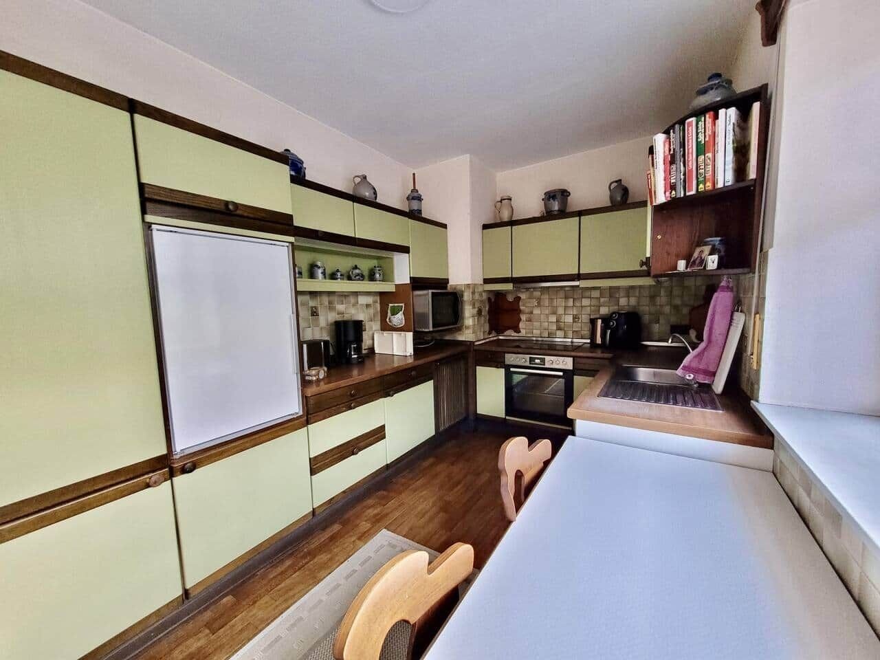 Een koelkast, een magnetron, een oven, een kookplaat