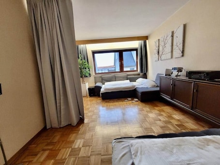 3 bedrooms, iron/ironing board, free WiFi, bed sheets. 10 min to Old Town | Winter Garden, Grill, Elevator & Cinema