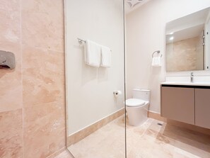 Dusche, Haartrockner, Handtücher, Seife