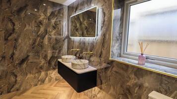 Cottage | Bathroom | Shower, hair dryer