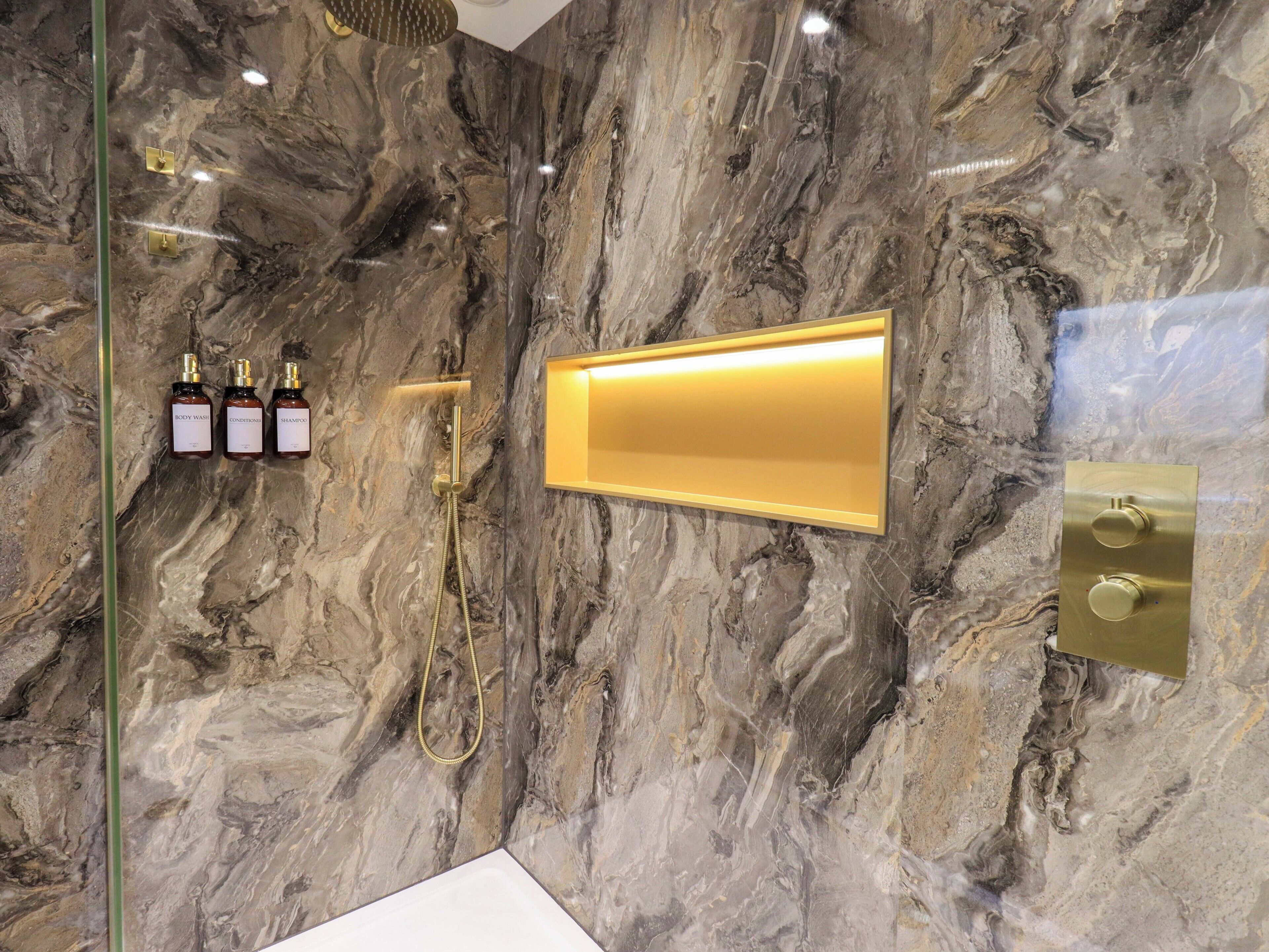 Cottage | Bathroom | Shower, hair dryer