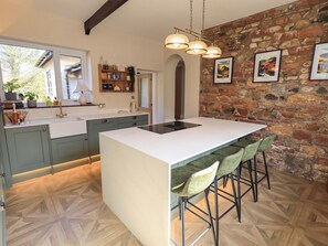 Cottage | Bếp riêng | Máy rửa bát, dụng cụ nấu nướng/bát dĩa/dao nĩa 