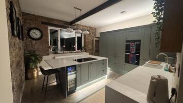 Cottage | Privékeuken | Een vaatwasser, kookgerei, borden en bestek