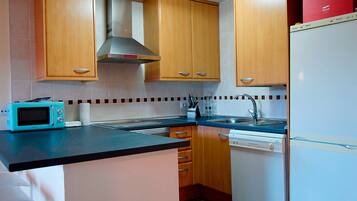 Basic Apartment | Private kitchen | Fridge, microwave, stovetop, dishwasher