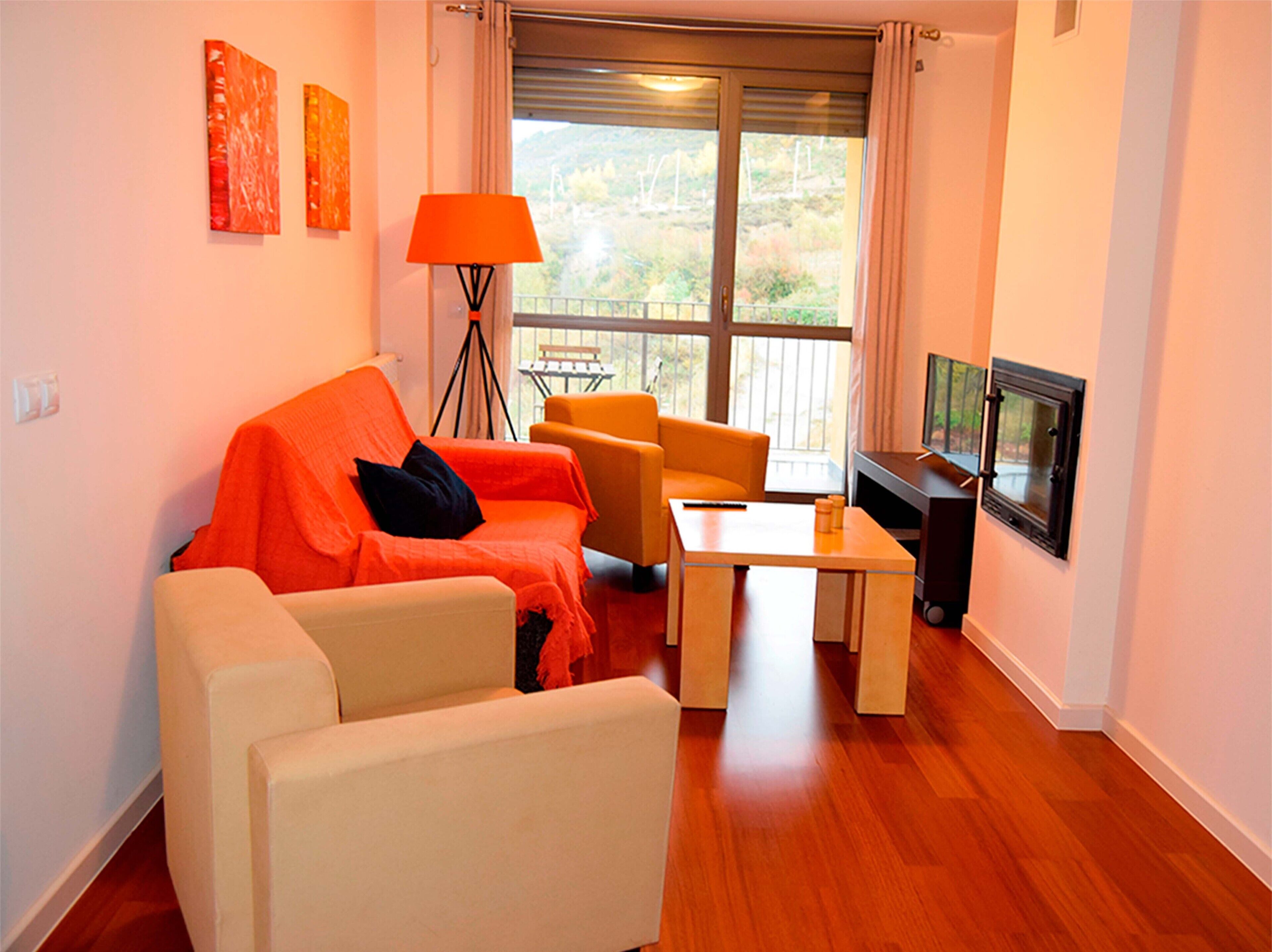 Eenvoudig appartement | Woonruimte | Flatscreentelevisie