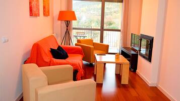 Eenvoudig appartement | Woonruimte | Flatscreentelevisie