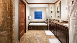 مجففات شعر، مناشف، صابون، ورق حمّام