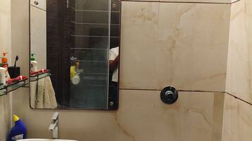 Chuveiro, produtos de toalete grátis, toalhas de banho, sabonete