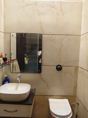 Regadera, amenidades de baño gratuitas, toallas, jabón 