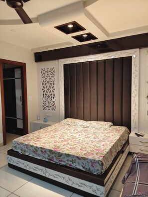 Habitación doble, vista al parque | Tabla de planchar con plancha y wifi gratis 