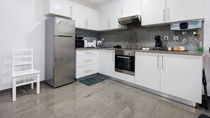 Wasserkocher mit Kaffee-/Teezubehör, Kühlschrank, Mikrowelle, Ofen