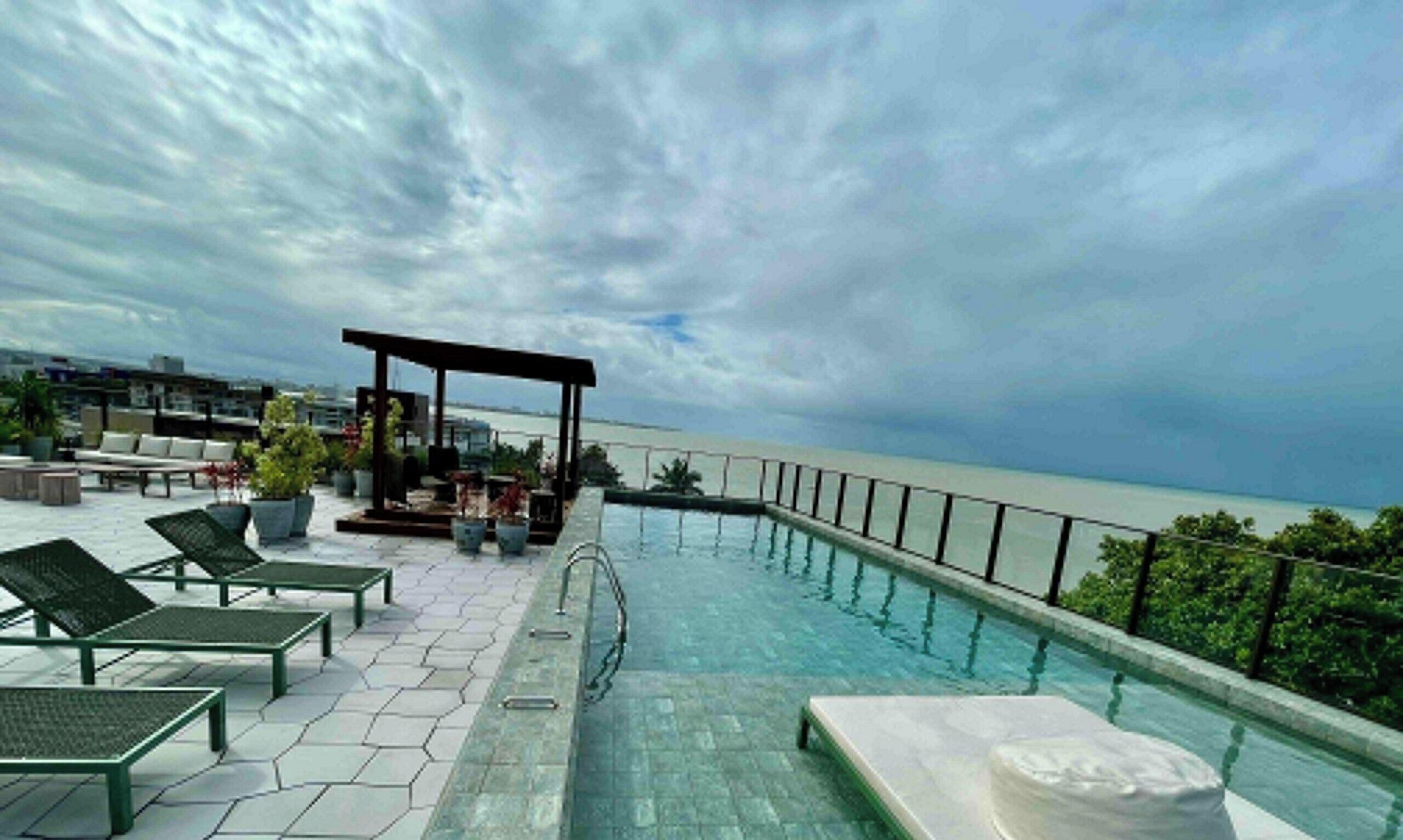 Una piscina al aire libre