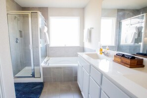 Hair dryer, towels, soap, toilet paper - Family Spacious & Fun 2mins to Shooting Complex Yard (San Antonio)