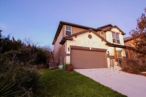 Exterior - Family Spacious & Fun 2mins to Shooting Complex Yard (San Antonio)