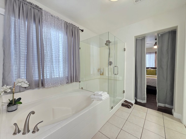 Douche, sèche-cheveux, bidet, serviettes fournies