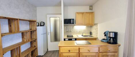 Réfrigérateur, micro-ondes, cafetière/bouilloire, grille-pain
