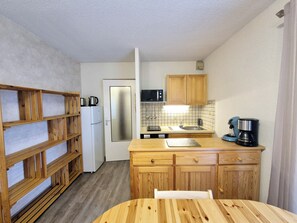 Fridge, microwave, coffee/tea maker, toaster - Appartement 5 personnes - pied des piste LE REVARD (Les Déserts)