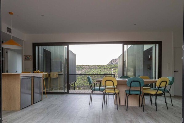 Outdoor dining - Lakeland Boutique House (San Martín de Valdeiglesias)