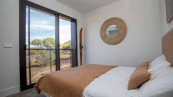 4 slaapkamers, een strijkplank/strijkijzer, reisbedje, gratis wifi