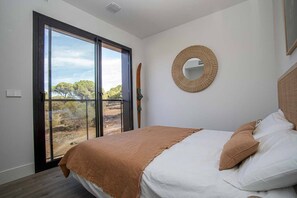 4 dormitoris, planxa i posts de planxar i un bressol de viatge 