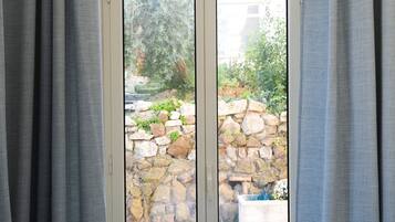 Classic dubbelrum - utsikt mot trädgården | Mörkläggningsgardiner, ljudisolering och gratis wi-fi