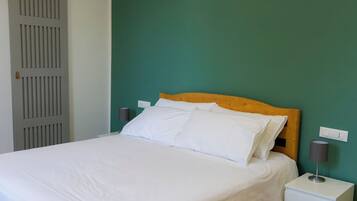 Deluxe fyrbäddsrum - utsikt mot staden | Mörkläggningsgardiner, ljudisolering och gratis wi-fi