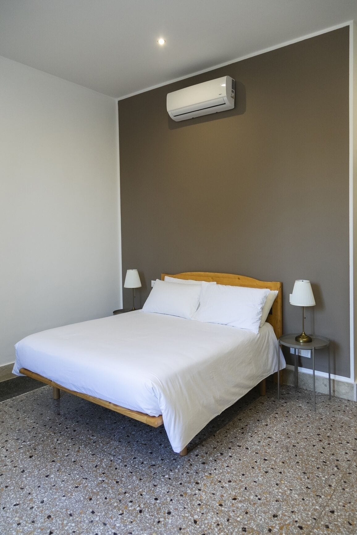 Tremannsrom – deluxe, byutsikt | Blendingsgardiner, lydisolert, wi-fi (inkludert) og sengetøy