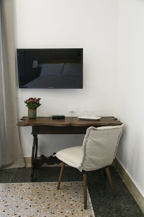 Deluxe Triple Room, City View | Blackout curtains, soundproofing, free WiFi, bed sheets