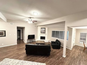 Living area - NE San Antonio, Quiet and Safe Family Neighborhood (Live Oak)