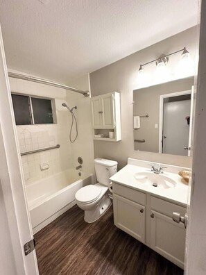 Bathroom - NE San Antonio, Quiet and Safe Family Neighborhood (Live Oak)