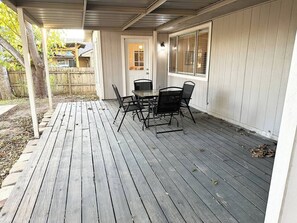 Outdoor dining - NE San Antonio, Quiet and Safe Family Neighborhood (Live Oak)