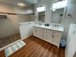 Regadera, secadora de cabello, toallas, papel de baño 