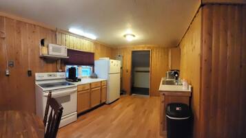 Kylskåp, mikrovågsugn, ugn och spishäll