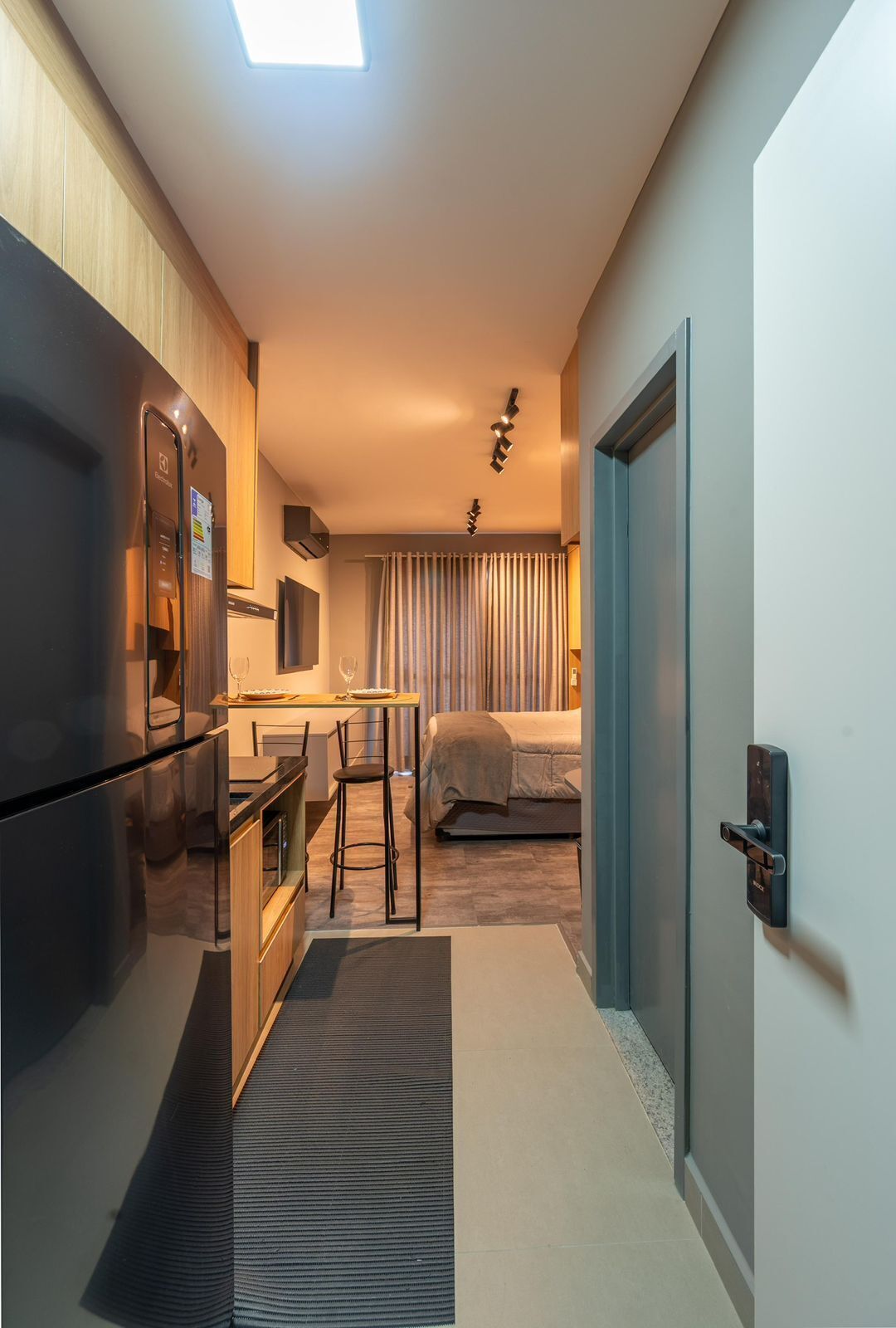 Tabla de planchar con plancha, wifi gratis y ropa de cama 