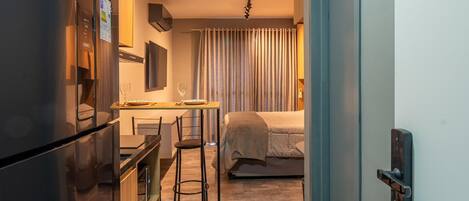 Tabla de planchar con plancha, wifi gratis y ropa de cama