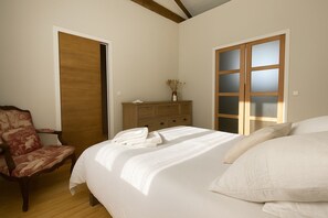 3 chambres, fer et planche à repasser, accès Internet, draps fournis