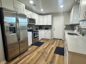 Fridge, microwave, oven, stovetop - Royal Rodby:Sleeps8! 3Bd/2Bth/Yard/Tons of Parking (Jacksonville)