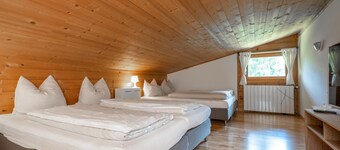 Groepshuis nabij de dalafdaling Ki-West-Bahn