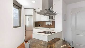 Een koelkast, een magnetron, een oven, een kookplaat