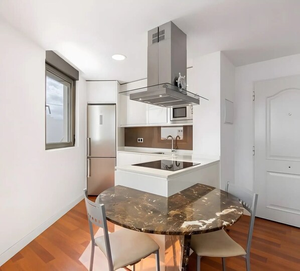 Een koelkast, een magnetron, een oven, een kookplaat