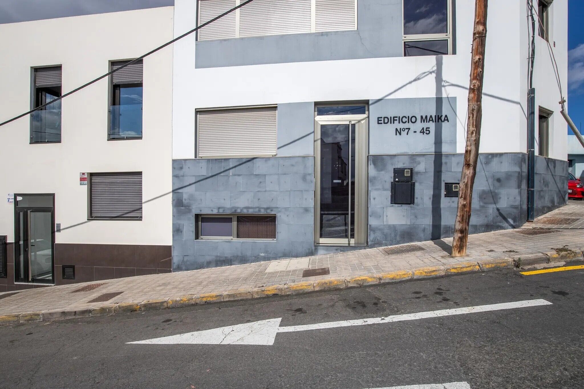 Un edificio con un cartel que dice 'EDIFICIO MAIKA N°7 - 45'.