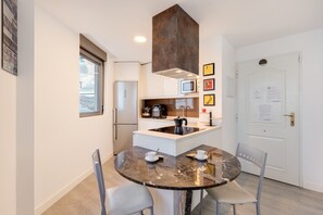 Jääkaappi, mikroaaltouuni, uuni, liesi